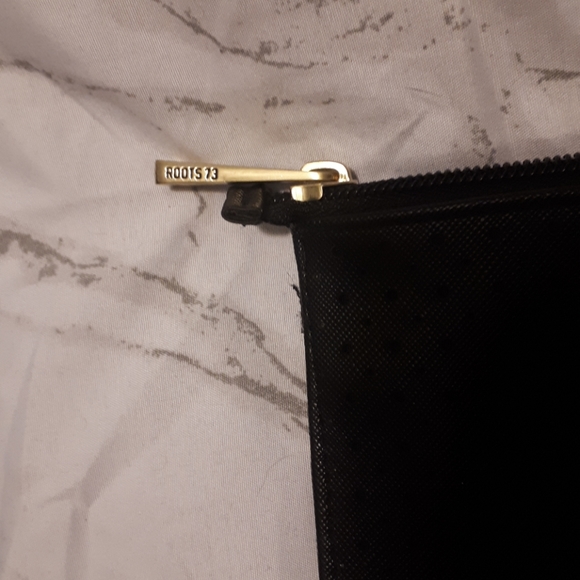 ā¼ļø Roots 73 Black Slim Zippered Clutch - Picture 3 of 7
